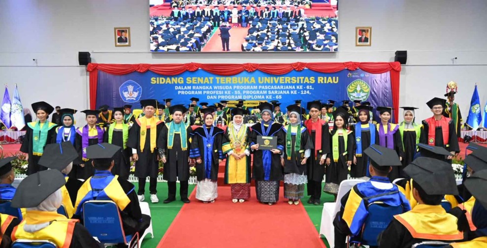 Kukuhkan 3.057 Wisudawan, Rektor Unri Tekankan Lulusan Harus Berdampak untuk Negeri