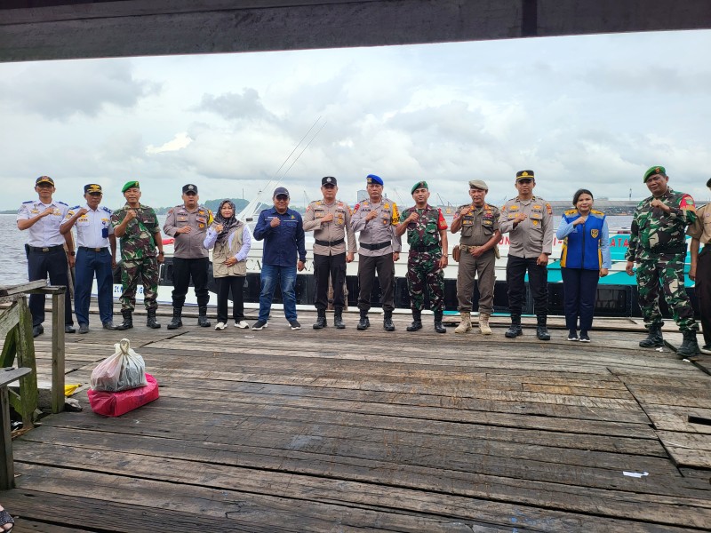 Personel Koramil 06/Kateman Bersama Aparat  Gabungan Berikan Pengamanan  Nataru di Sungai Guntung