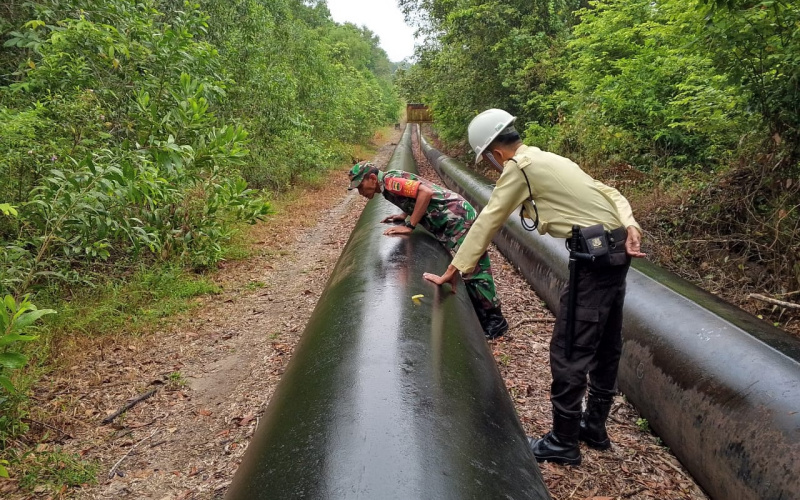 Sertu Nono Aktif Jaga Keamanan di Area Pipa Minyak Pertamina