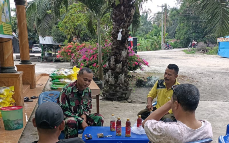 Babinsa Koramil 03 Sungai Sembilan Perkuat Komsos dengan Warga