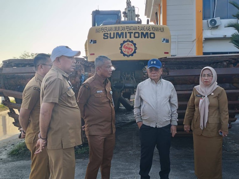 Tak Menunggu Pengaspalan, Pemkab Rohil Maksimalkan Alat Berat Tangani Jalan Rusak