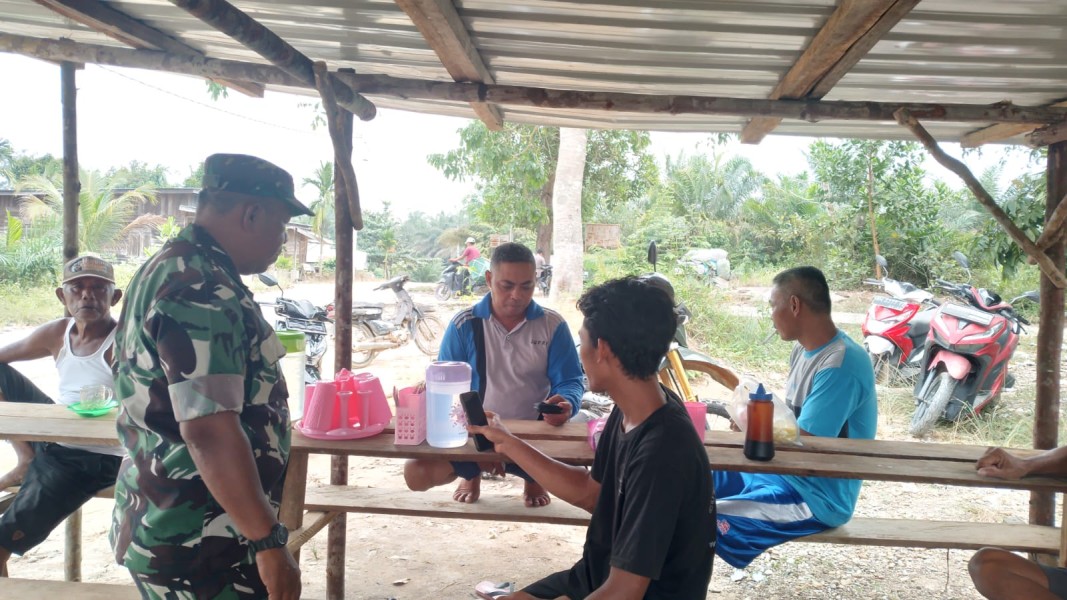 Sambangi Warga, Babinsa Pelda Benriyadi Sosialisasikan Bahaya Narkoba di Kampung Lubuk Umbut