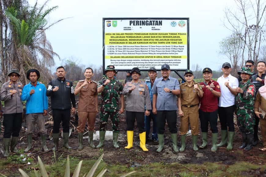 Cegah Kebakaran Hutan dan Lahan, Kasdim 0314/Inhil Hadiri Pemasangan Plang Karhutla di Kempas