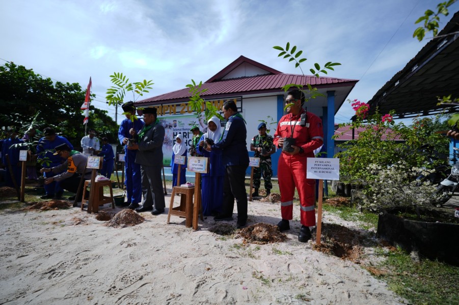 Peringati Hari Pohon Sedunia PT KPI Unit Dumai Ikut Tanam 1000 Pohon di SMPN 20 Dumai