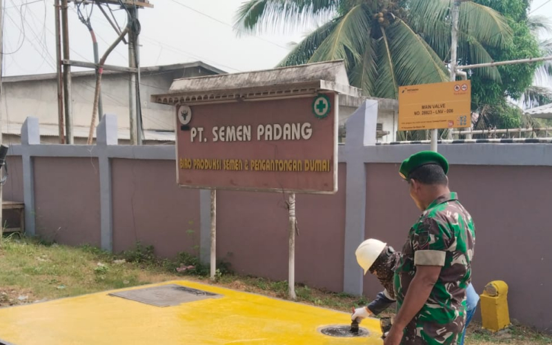 Perkuat Binter, Babinsa Dumai Cek Jaringan Pipa Gas dan Sosialisasi ke Warga