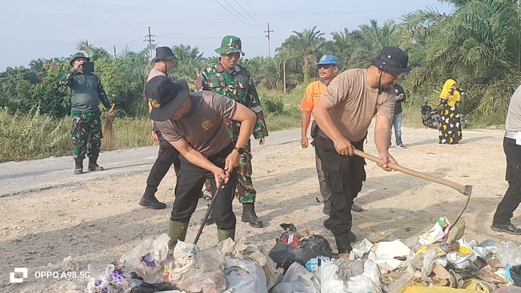 Sertu Sugiarto Ikut Karya Bakti Pembersihan Lingkungan di Kelurahan Minas Jaya