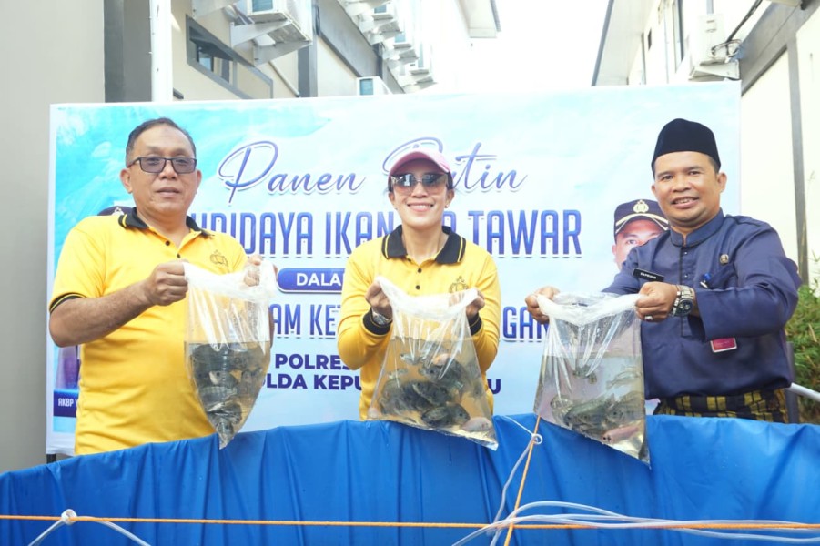 Panen Ikan dan Sawi Polres Karimun Dukung Ketahanan Pangan Nasional