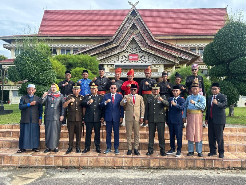 Pengurus Besar Hulubalang LAMR-KP Hadiri Upacara Peringatan Hari Pahlawan Nasional di Pelalawan