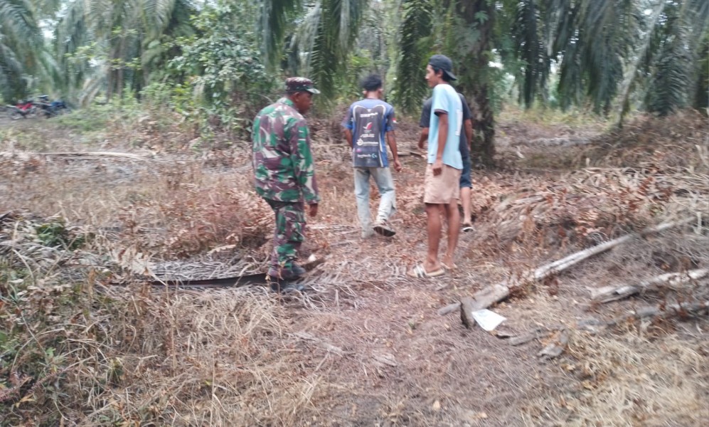 Pelda Benriyadi Intensifkan Patroli Karhutla di Kampung Lubuk Umbut, Ajak Warga Cegah Kebakaran Lahan