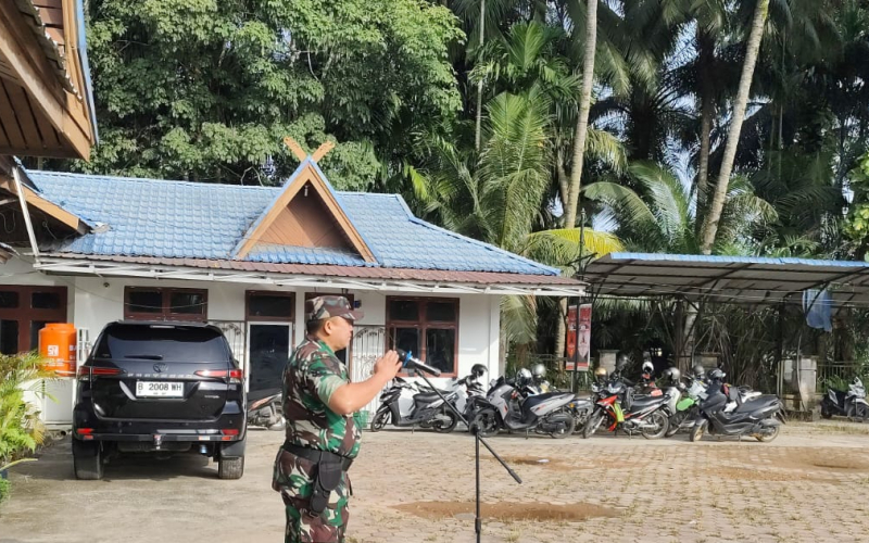 Perkuat Sinergi Keamanan Wilayah, Danramil 03 Sungai Sembilan Hadiri Apel Bersama