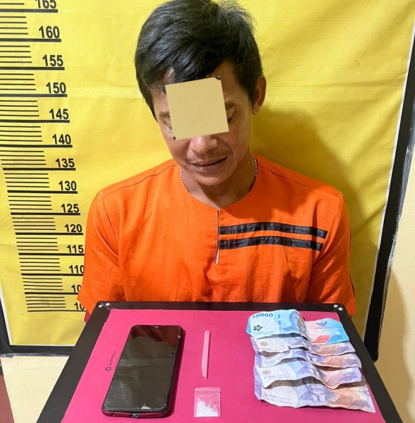 Pria Ini Menangis Saat Polsek Rengat Barat Menemukan Narkoba di Dashboard Sepeda Motornya