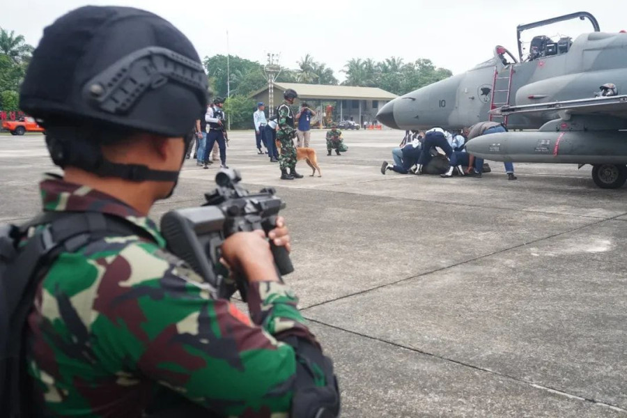Pilot Tempur Skadron 12, Turunkan Paksa Pesawat Asing Mendarat di Lanud Rsn Pekanbaru
