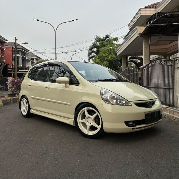 5 Mobil Manual Bekas Tangguh dan Murah Meriah