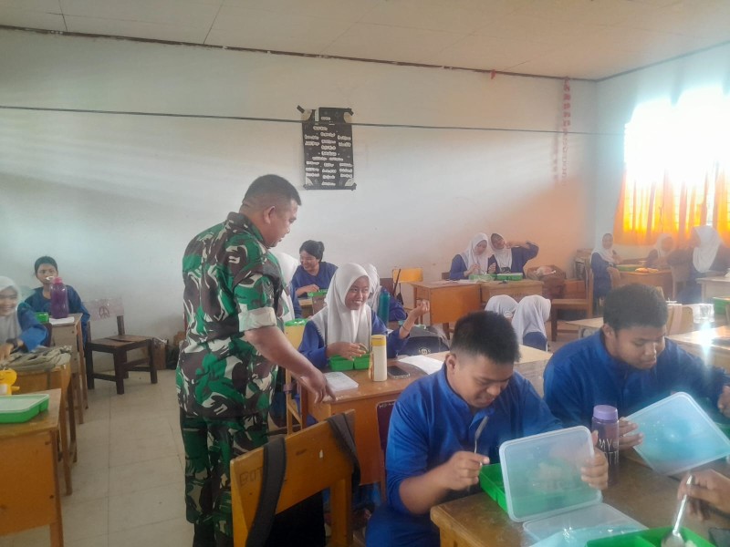Ribuan Pelajar di Tualang Nikmati Program Makan Bergizi Gratis, Danramil 04/Perawang Tekankan Pentingnya Gizi Untuk Generasi Penerus