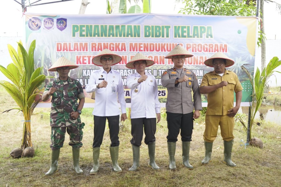 Imigrasi Tembilahan Tanam Kelapa, Dukung Ketahanan Pangan Nasional