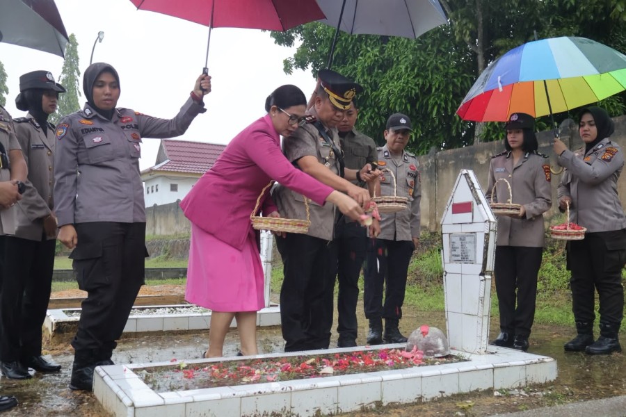 Hujan Menjadi Saksi Penghormatan Para Pahlawan