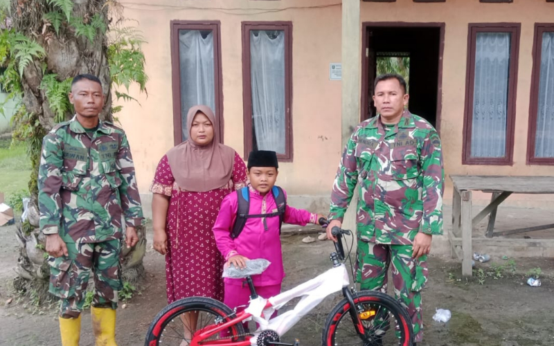 Wujud Kepedulian TNI, Kodim Dumai Hadiahkan Sepeda untuk Siswa yang Berjalan Kaki ke Sekolah