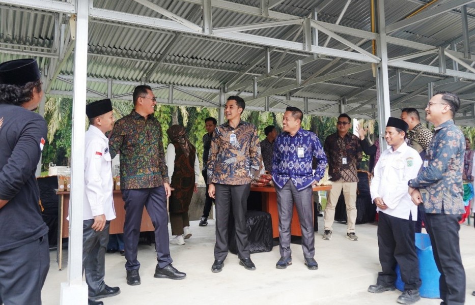 SEVP BRI dan Group Head BRILink Monitoring Program Desa BRIlian di Empang Baru Siak