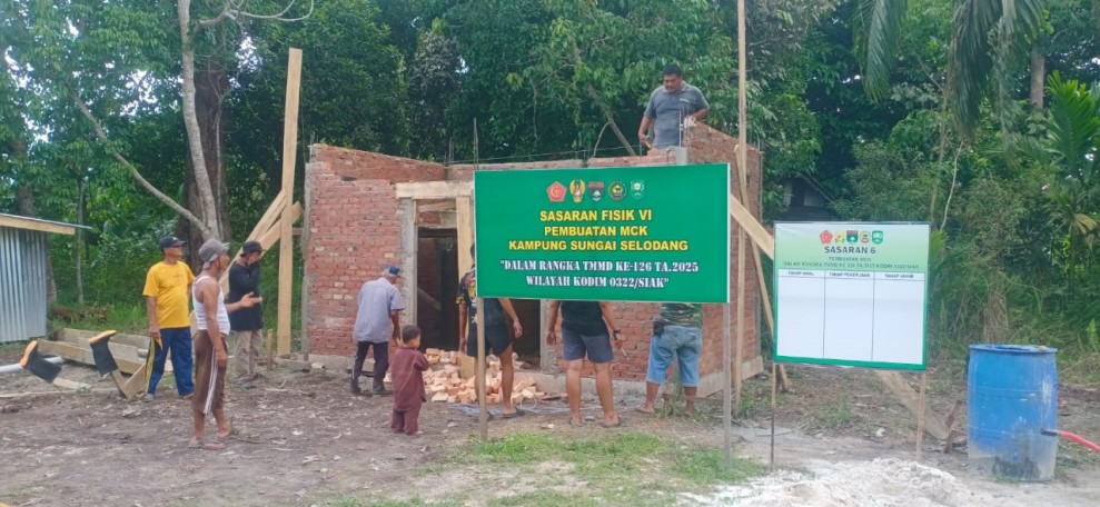 Tak Kenal Lelah, Satgas TMMD Kodim 0322/Siak Kejar Finishing RTLH Pak Sahman dan Pembuatan MCK