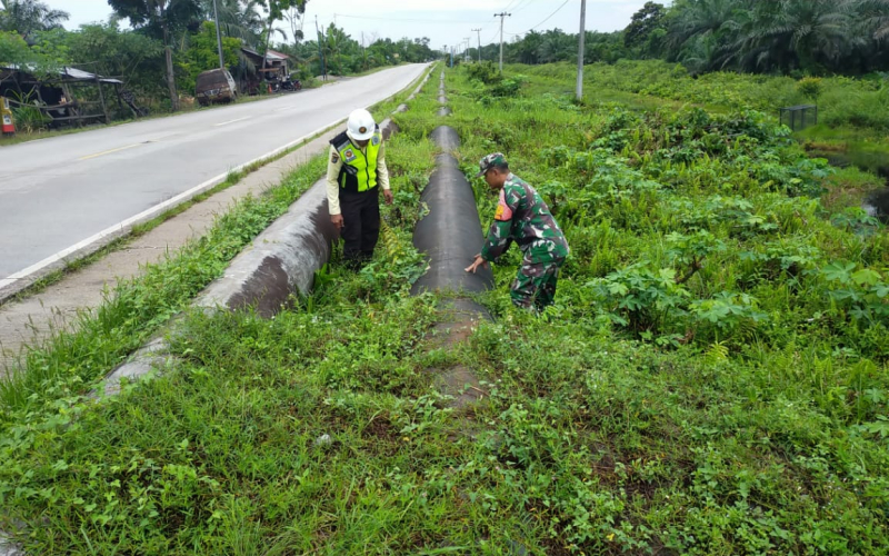 Babinsa Koramil 03 Sosialisasi Keamanan di Sepanjang Area Pipa Minyak