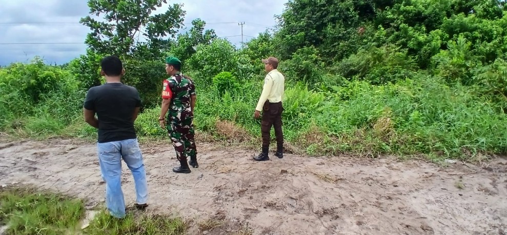Babinsa Koramil 06/Kateman Patroli Tapal Batas Desa Air Tawar, Cegah Karhutla