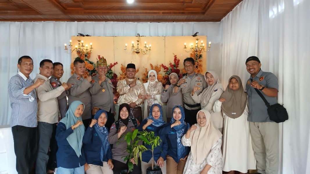 Kapolsek Kampar Beri Kado Pernikahan 'Bibit Mangga', Pengantin Terharu!