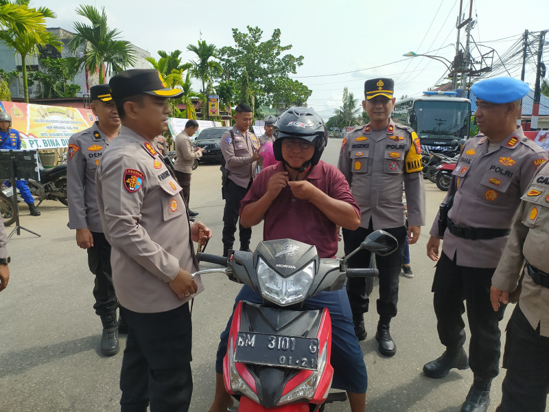 Hari Ke - 4 Operasi Keselamatan LK 2025, Kapolres Inhil AKBP Farouk Bagikan Helm Gratis kepada Masyarakat