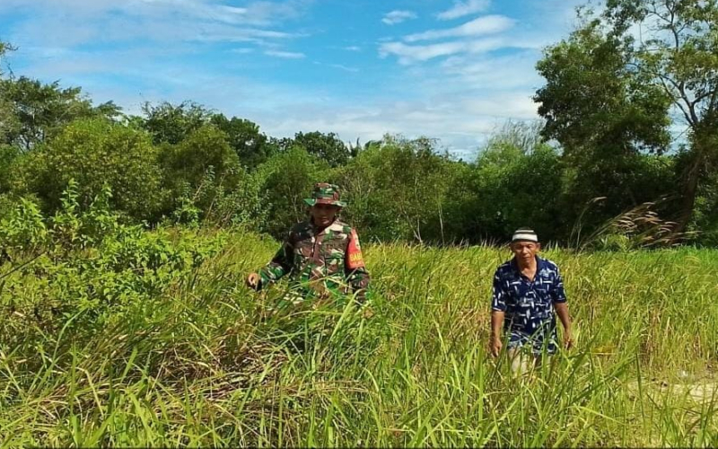 Babinsa dari Koramil 01 Jelaskan Ke Warga Cara Pencegahan Karhutla