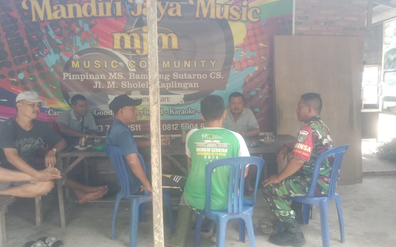 TNI Perkuat Silaturahmi dengan Warga, Babinsa Ingatkan Pengawasan Anak Muda