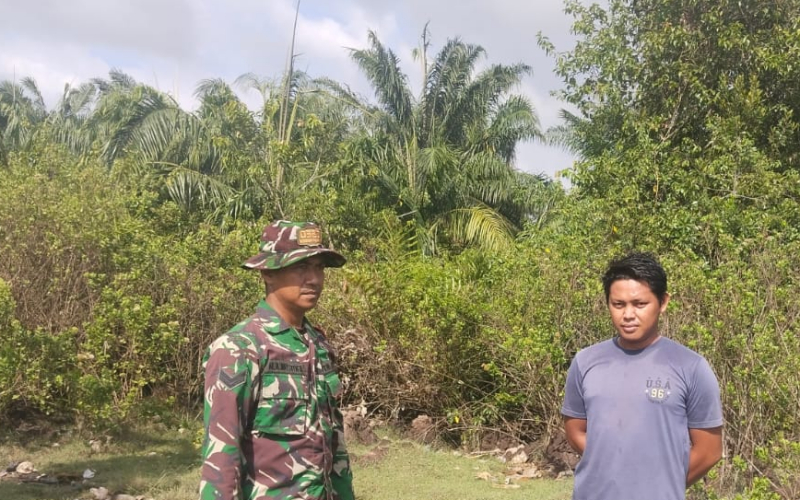 Sertu Muh Ali Mustofa Lakukan Pengawasan dan Edukasi Karhutla di Bangsal Aceh