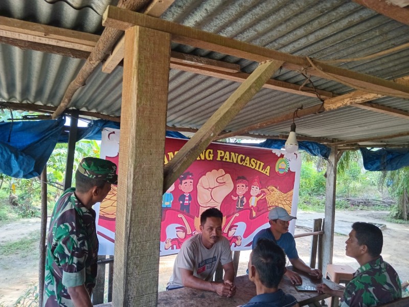 Babinsa Serma Sri Wahyudi Gencar Lakukan Sosialisasikan Nilai-Nilai Pancasila di Kampung Pancasila Minas Jaya
