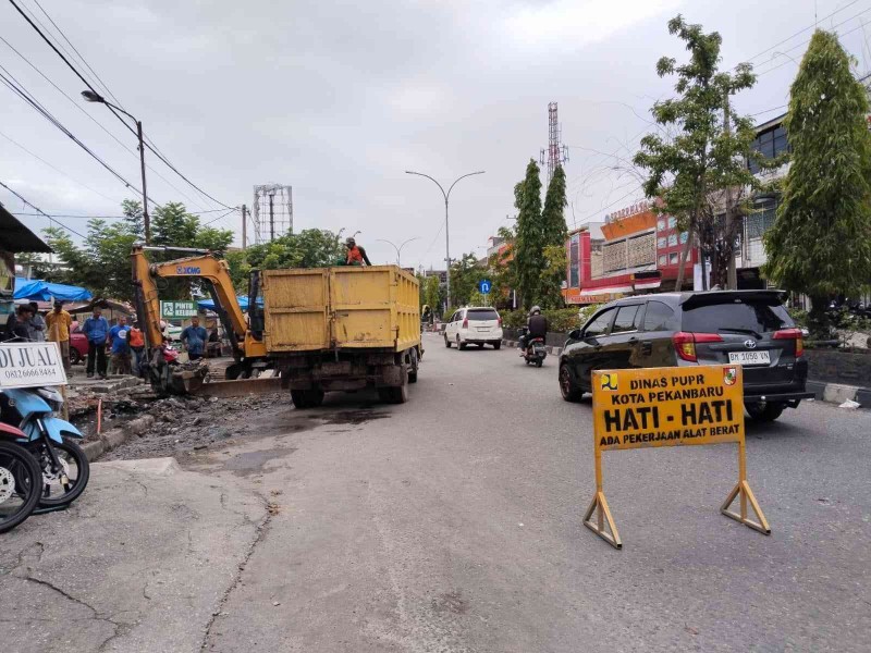 Cegah Banjir, Eskavator Dikerahkan Bersihkan Parit Pasar Cik Puan