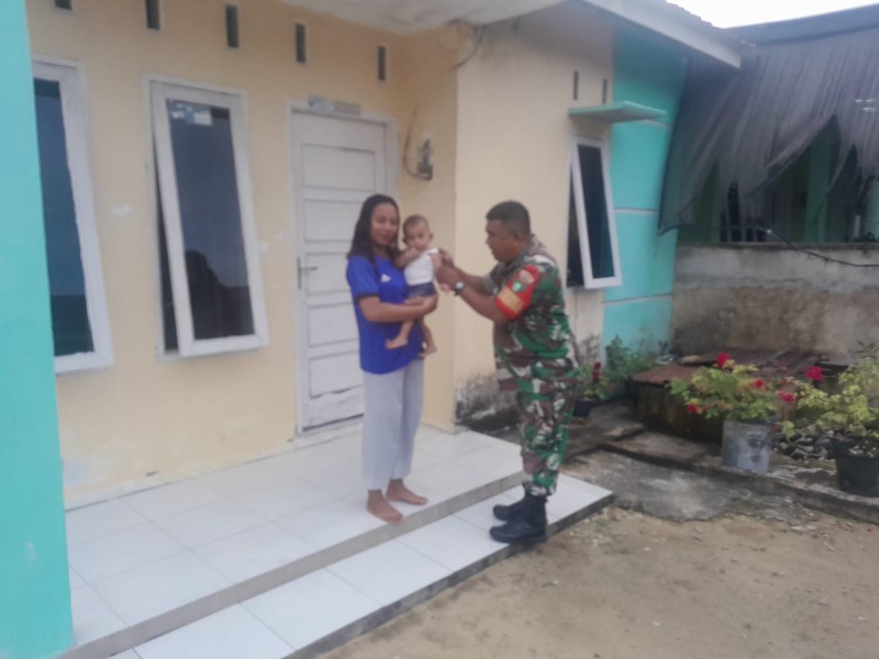 Babinsa Sertu Venus Luberto Cek Anak Stunting di Kampung Perawang Barat