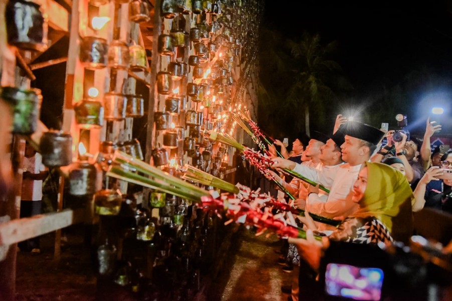Bupati Bengkalis Resmi Buka Festival Lampu Colok 2026, Tradisi Penuh Makna Terus Dilestarikan