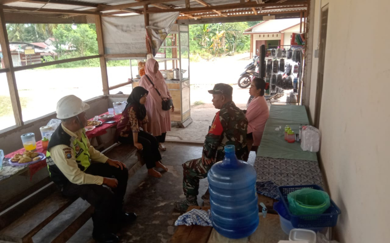 Babinsa Sambangi Pedagang, Patroli di Kawasan Pipa Minyak