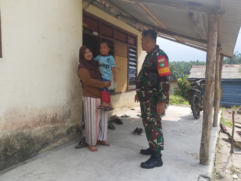 Babinsa Serda Deddy H Cek Anak Stunting di Kampung Kranji Guguh