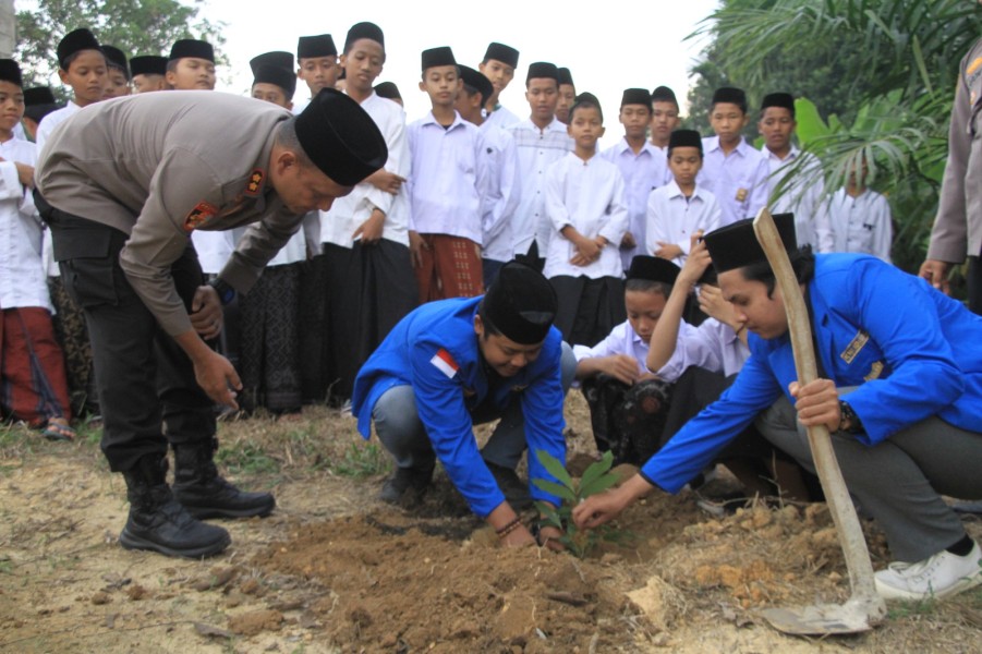 Gerakan Santri Hijau, Kapolres Inhu Tanam Pohon Dan Silaturahmi Ke Ponpes Nurul Hikmah Bersama Mahasiswa
