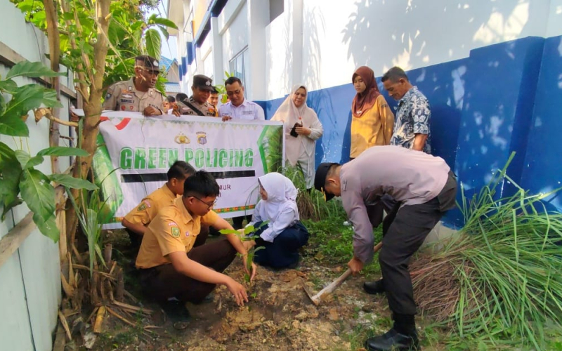 Polsek Dumai Timur Edukasi Bahaya Bullying dan Tanam Pohon di SMPN 14 Dumai