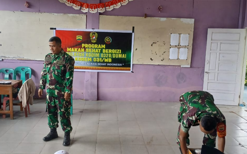 Peduli, Babinsa Medang Kampai Dampingi Pemberian Makan Gizi Gratis