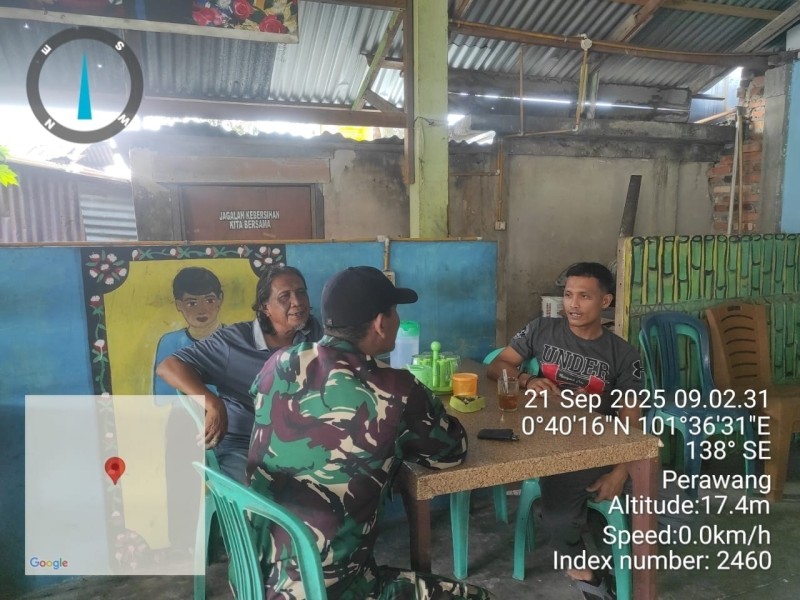 Babinsa Koramil 04/Perawang Ajak Warga Peduli Kebersihan Lingkungan Lewat Komsos