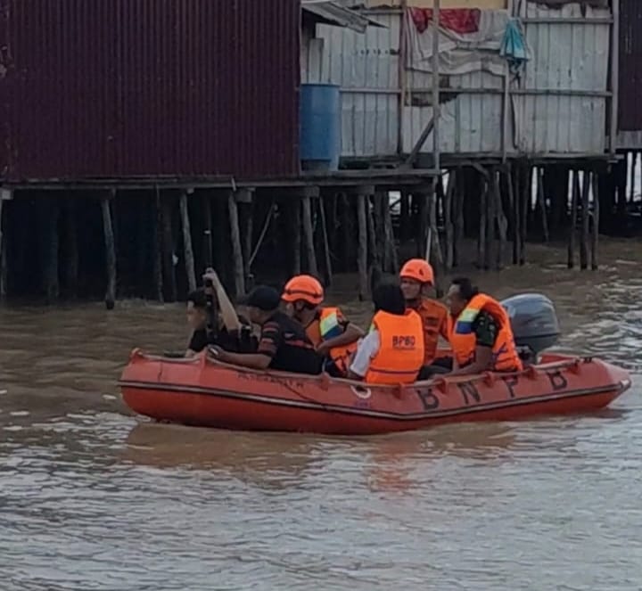 Korban Gigitan Monyet Liar di Tembilahan Bertambah Jadi 10 Orang, Tim Gabungan Sisir Permukiman Gunakan Perahu Karet