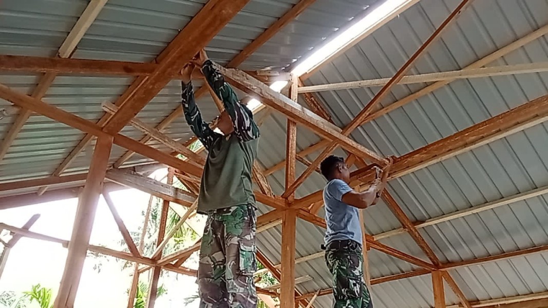 Satgas TMMD Ke-129 Kodim 0102/Pidie Rampungkan Pemasangan Atap RTLH Milik Ibu Mulya
