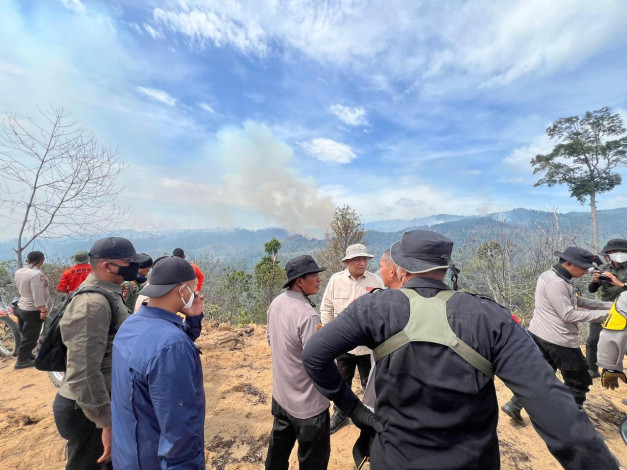 Bupati Rohul dan Wakapolda Riau Turun Langsung Padamkan Karhutla, Tunjukkan Sinergi di Garis Depan