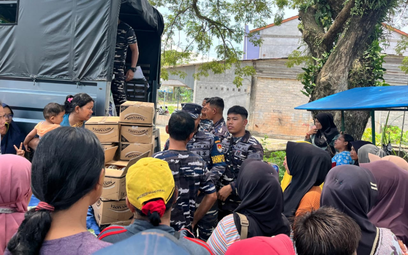 Warga Antusias, Lanal Dumai Hadirkan Pasar Sembako Murah di Sungai Sembilan