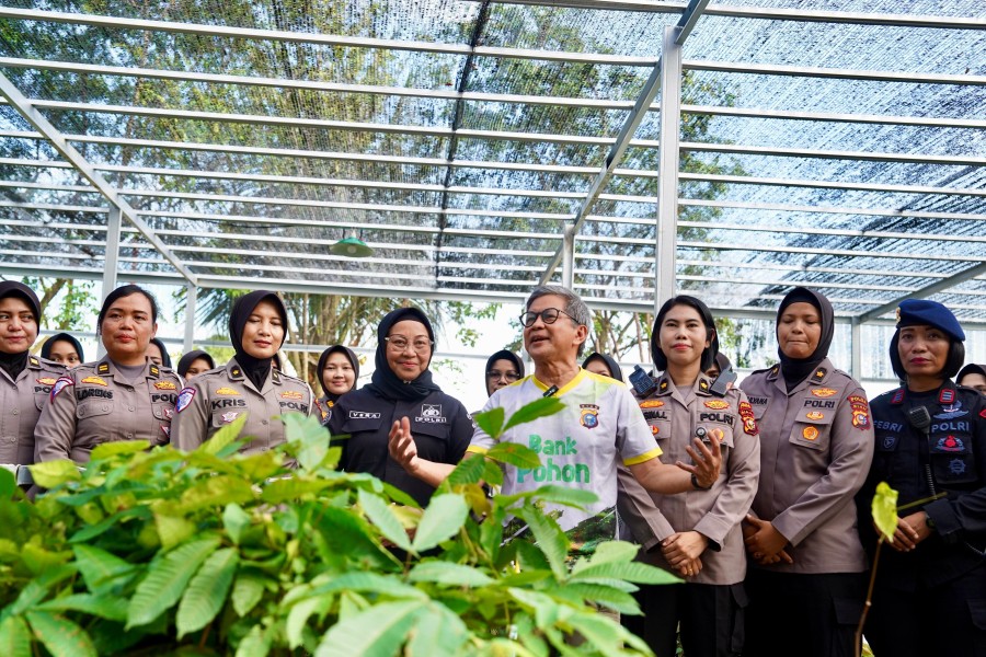 Polwan Polda Riau Ajak Rocky Gerung ke Bank Pohon, Rayakan HUT ke-77 dengan Pesan Etika Kepedulian