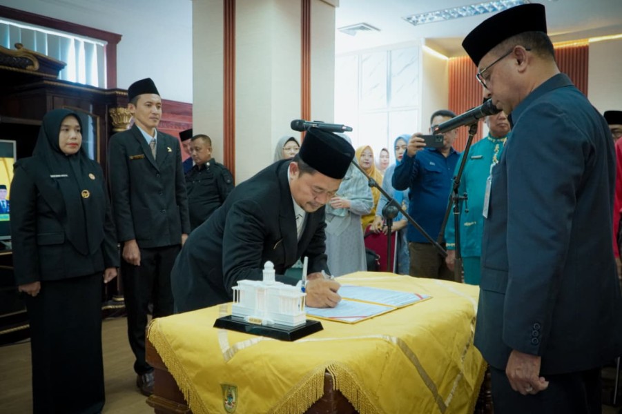 Sekda Rohil Lantik Tiga Pejabat Fungsional Pengelola Pengadaan Barang dan Jasa