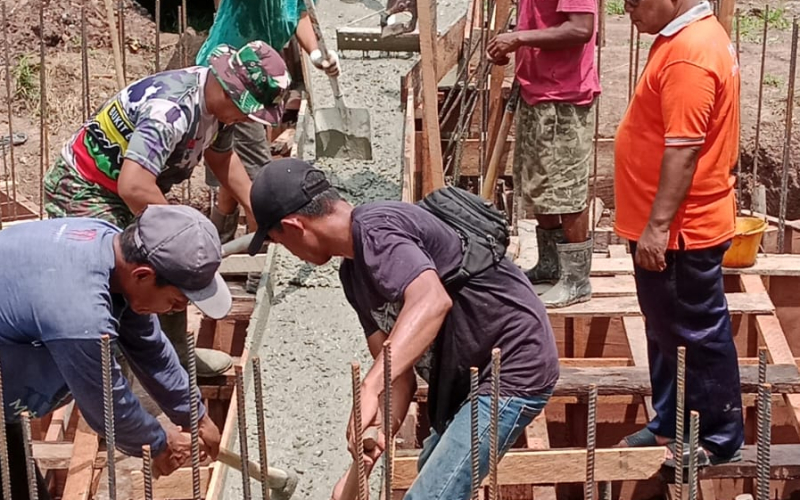 Koramil 03/Sungai Sembilan Lanjutkan Pembangunan Jembatan Beton Tahap VII di Lubuk Gaung