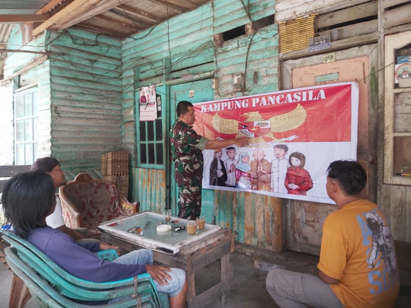 Babinsa Serda Deddy H Sosialisasikan Nilai-Nilai Pancasila di Kampung Perawang Barat
