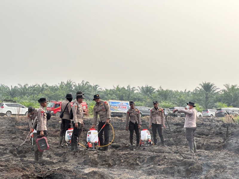 Aslog Kapolri Pimpin Pemadaman Karhutla di Pelalawan, Formula X-Fire Dikerahkan ke Lahan Gambut