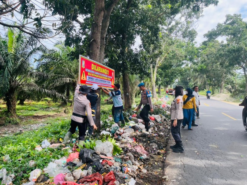 Polsek Perhentian Raja Green Policing, Bersih Lingkungan dan Tanam Pohon Bersama Masyarakat!